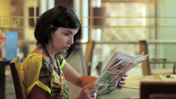 Vrouw is krant lezen — Stockvideo
