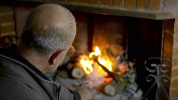 Hombre desesperado cerca de chimenea — Vídeos de Stock