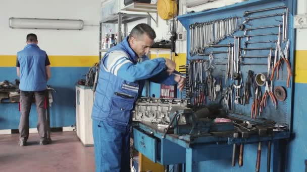 Auto monteur reparatie van een auto met socket wrench - dolly — Stockvideo