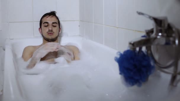 Garçon réfléchi se détend toucher la mousse dans la baignoire - prendre une douche — Video