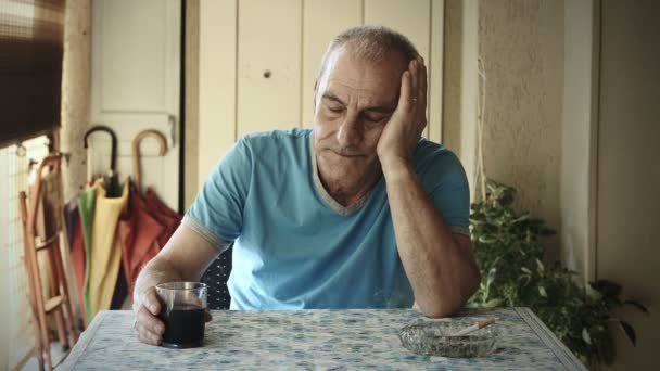 Velho triste bebendo vinho em casa: tristeza, depressão — Vídeo de Stock