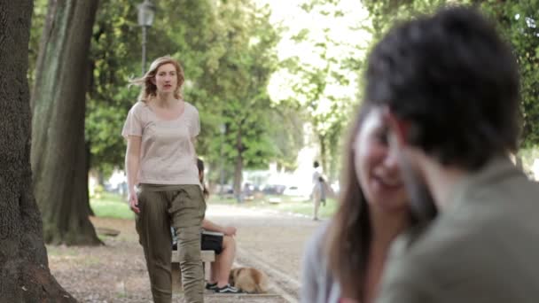 El choque de la traición: Chica rubia descubre a su novio con otro en el parque — Vídeos de Stock