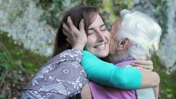 Abuela y abuelo dándose un abrazo lleno de amor y afecto — Vídeos de Stock