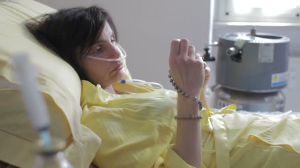 Грустная женщина с раком легких — стоковое видео