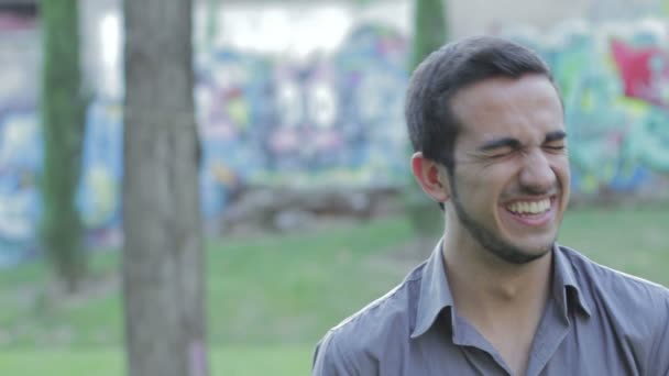 Szép ember portréja is nevetve - mosolygó - wellness - nyomában — Stock videók