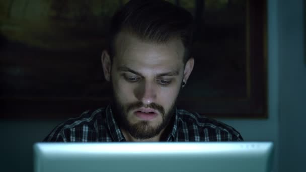 Leuke jonge man heeft chat op sociale netwerken: met behulp van de notebook-computer — Stockvideo