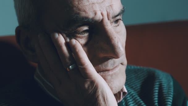 Triste hombre: viejo hombre deprimido retrato con iluminación lateral — Vídeos de Stock
