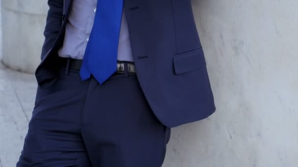 Junger weißer Geschäftsmann entspannt sich nach der Arbeit — Stockvideo