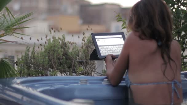 Mujer surfeando en tableta — Vídeo de stock