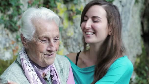 Grandmother and granddougher speaking — Αρχείο Βίντεο