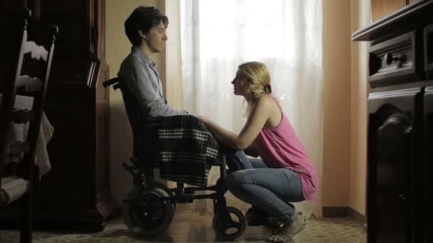 Esposa cogida de la mano y acaricia a su marido deprimido discapacitado — Vídeos de Stock