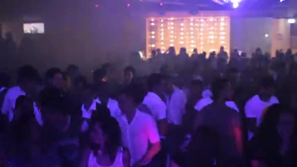 Folla che festeggia e balla — Video Stock