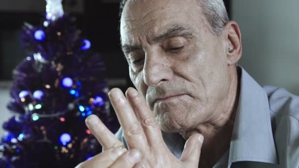Uomo triste e solitario ricordare la moglie nel periodo natalizio: depressione, tristezza — Video Stock
