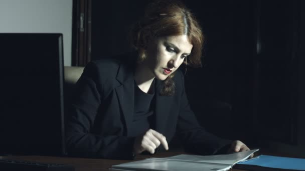 Træt forretningskvinde på arbejde – Stock-video