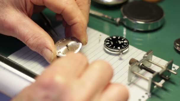 時計職人が時計を組み立てる — ストック動画
