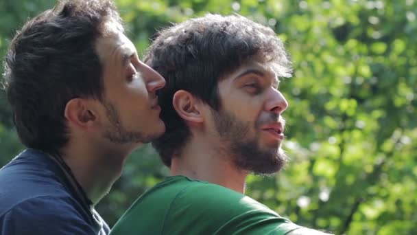 Dos jóvenes gay hombre abrazándose uno al otro — Vídeos de Stock