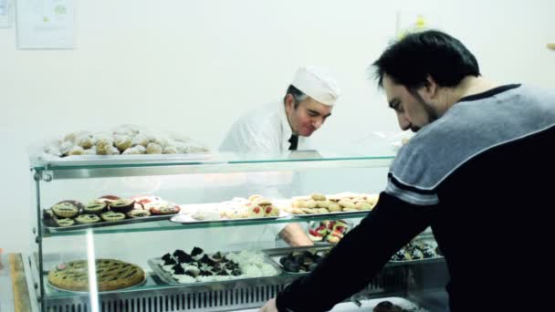 Pasticceria, pasticcere e cliente — Video Stock