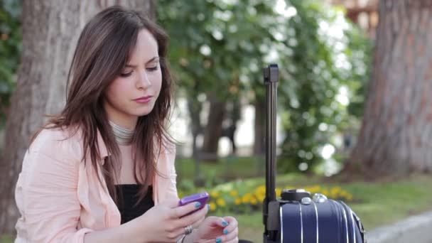 Mujer hablando por teléfono celular - sonrisa - risa — Vídeo de stock