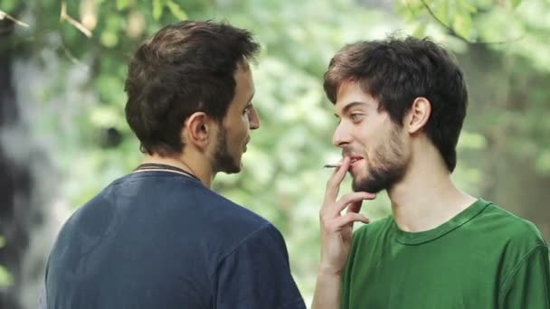 Due giovani gay uomo abbracciare ogni altri — Video Stock