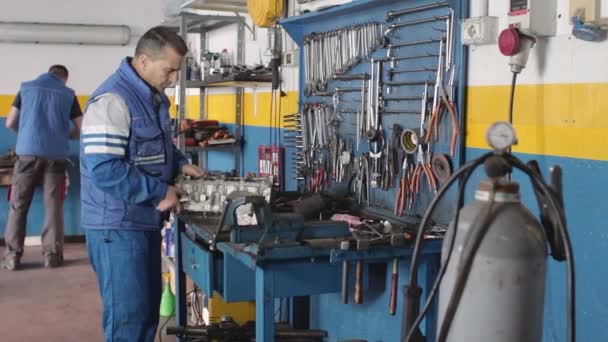 Automechanik, oprava části motor automobilu — Stock video