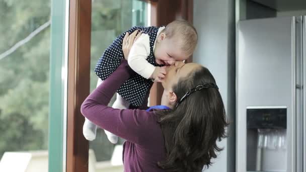 Mãe feliz com bebê menina — Vídeo de Stock