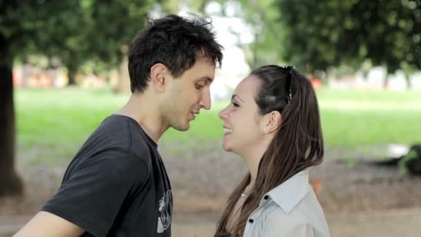 キス拒否 - 愛の失望 - ロマンチックな後退 — ストック動画