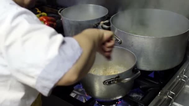 Chef van het restaurant is het koken van rijst — Stockvideo