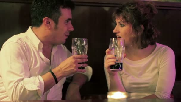 Vrienden plezier bij pub. Lachende en gelukkig vrienden met glas bier praten — Stockvideo
