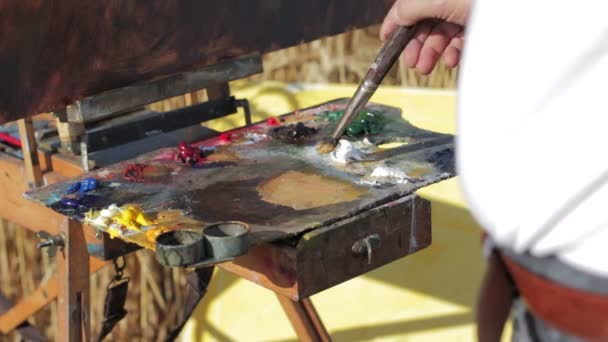 Художник змішується з кольорами пензля — стокове відео