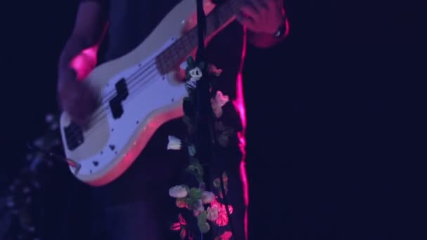 Мужчина играет на бас-гитаре — стоковое видео