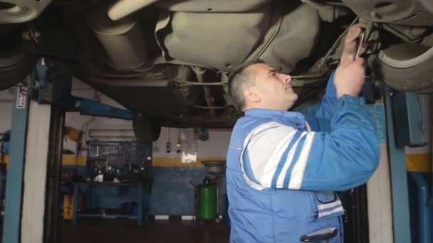 汽车修理工修理汽车引擎的一部分 — 图库视频影像