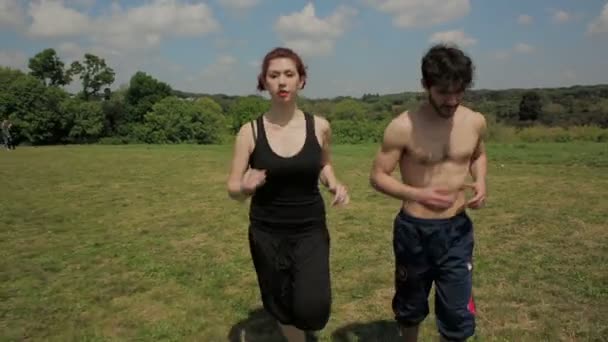 Correndo casal correndo no parque — Vídeo de Stock