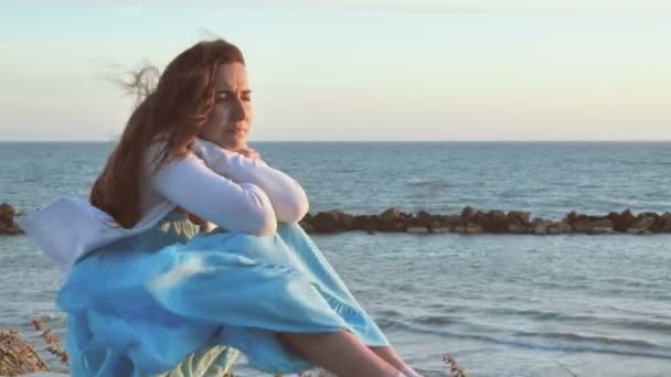 Сумна жінка біля моря — стокове відео