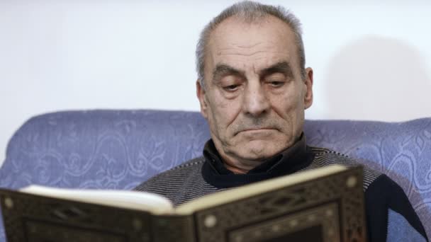 Velho homem religius lendo a Bíblia sagrada — Vídeo de Stock