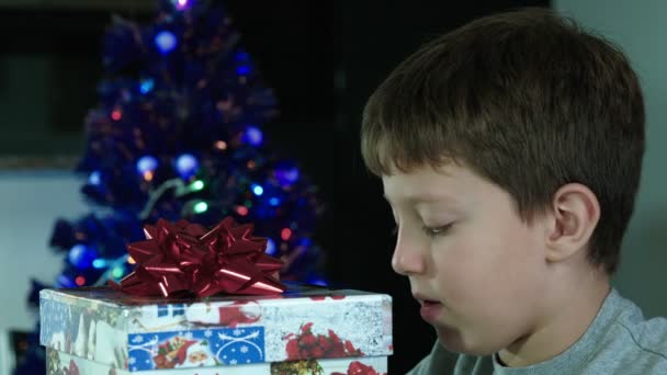 Niño abre regalo de Navidad — Vídeo de stock