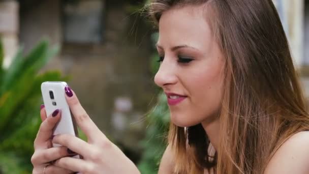 Sonriente mensajería adolescente — Vídeos de Stock