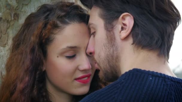 Jovens amantes beijando: pessoas tendo momentos ternos com beijos doces — Vídeo de Stock