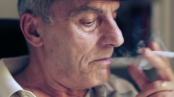Hombre mayor fuma un cigarrillo — Vídeos de Stock