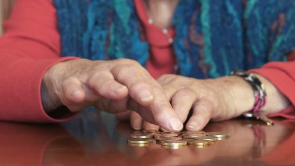 Anciana contando monedas — Vídeos de Stock