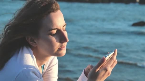 Jeune femme solitaire envoyer des messages — Video