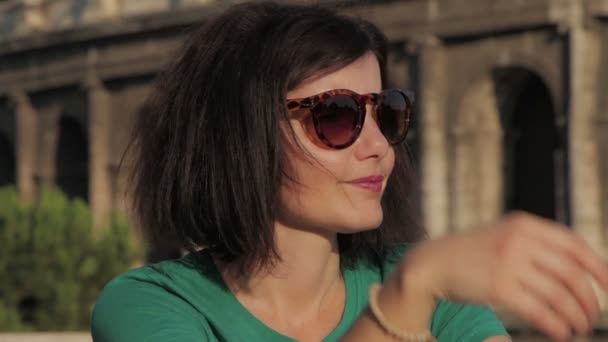 Hermosa mujer sonriendo cerca de Coliseo — Vídeos de Stock