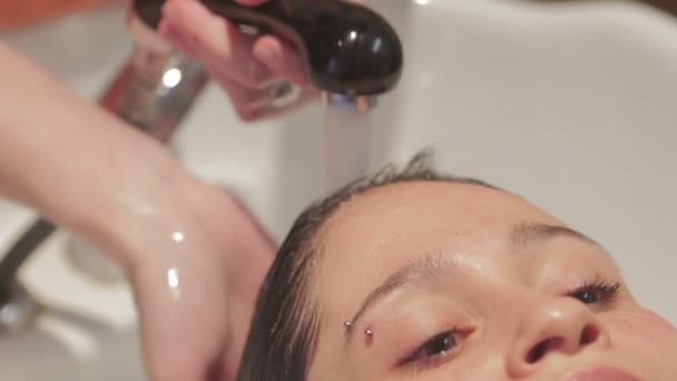 Una Mujer Morena Enjuaga Pelo — Vídeo de stock