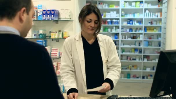 Apotheker nimmt Medikamente für Kunden — Stockvideo