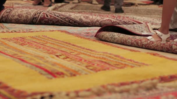 Oriental carpets at a roadside carpetshop in Turkey — Stock Video