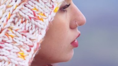 Profil düşünceli güzel bir kadının Sigara