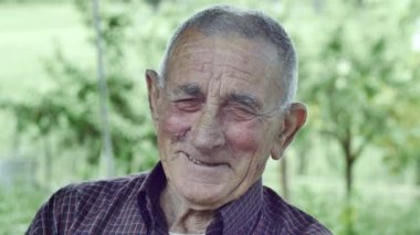 gülümseyen buruşuk ihtiyar