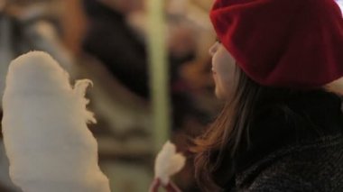 kadın pamuk şeker yiyor