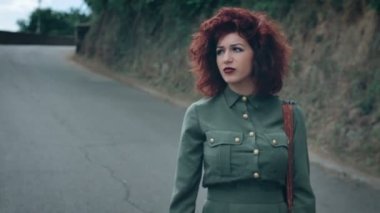 yürüyen dalgın kadın