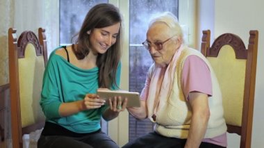 Kız gösteren tablet yaşlı kadın için