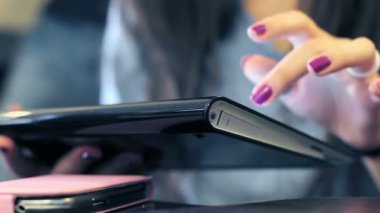 Tablet kullanan genç bir kadın. 